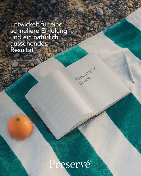 Notizbuch auf einem gestreiften Strandtuch mit Kampagnenhinweis zur Preservé™ Brustvergrößerung